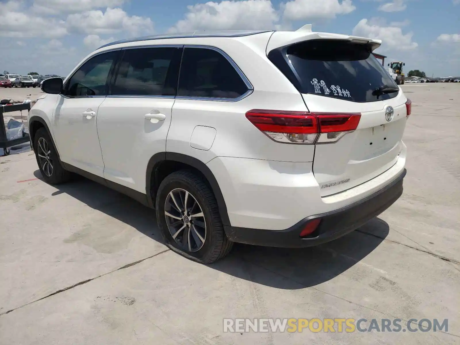 3 Photograph of a damaged car 5TDKZRFH3KS571045 TOYOTA HIGHLANDER 2019