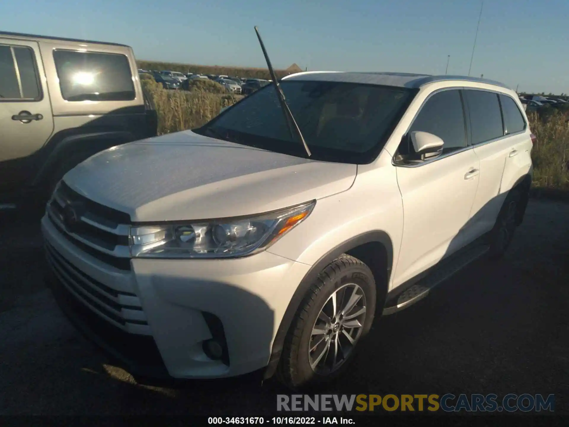 2 Photograph of a damaged car 5TDKZRFH4KS302214 TOYOTA HIGHLANDER 2019