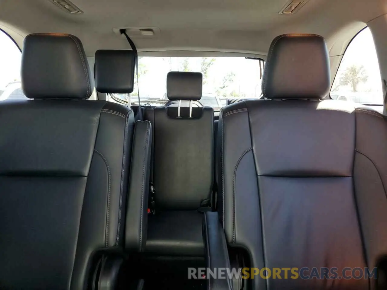 10 Photograph of a damaged car 5TDKZRFH4KS305291 TOYOTA HIGHLANDER 2019
