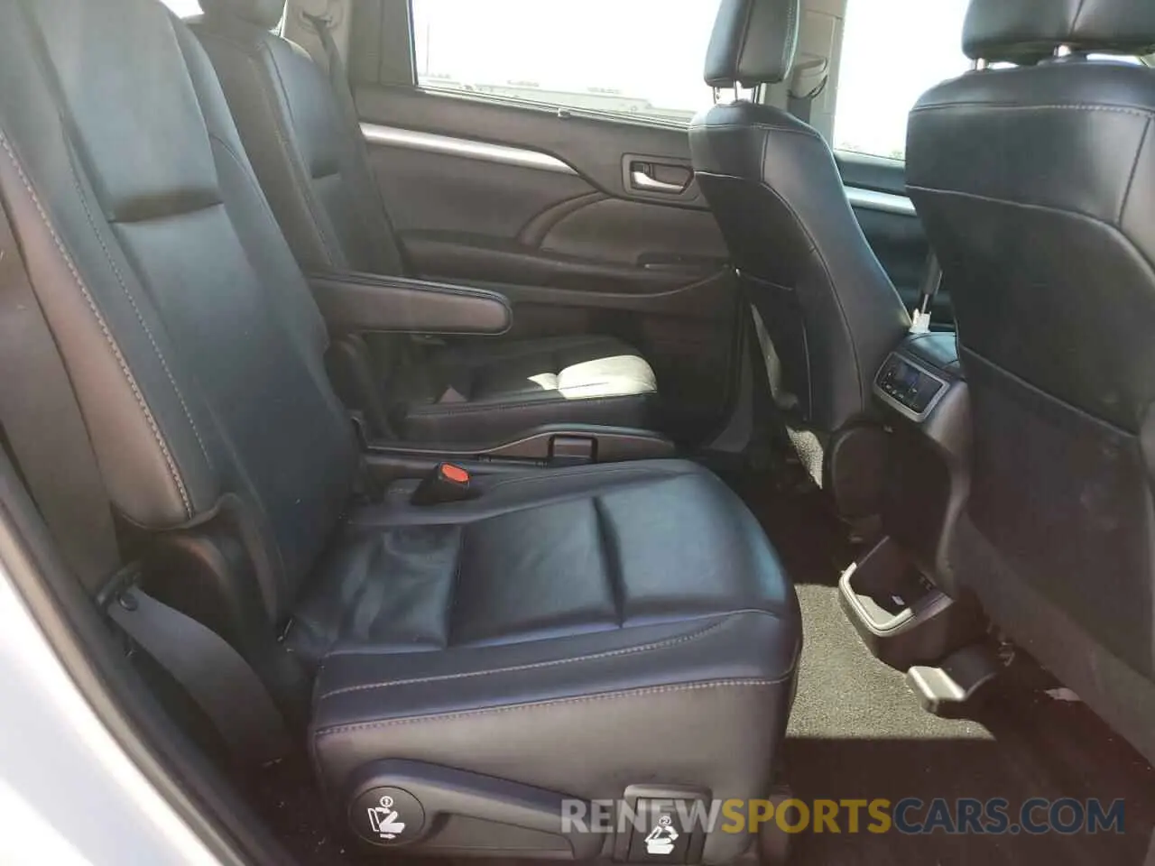 12 Photograph of a damaged car 5TDKZRFH4KS305291 TOYOTA HIGHLANDER 2019
