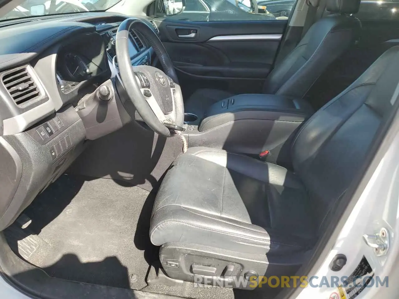 7 Photograph of a damaged car 5TDKZRFH4KS305291 TOYOTA HIGHLANDER 2019