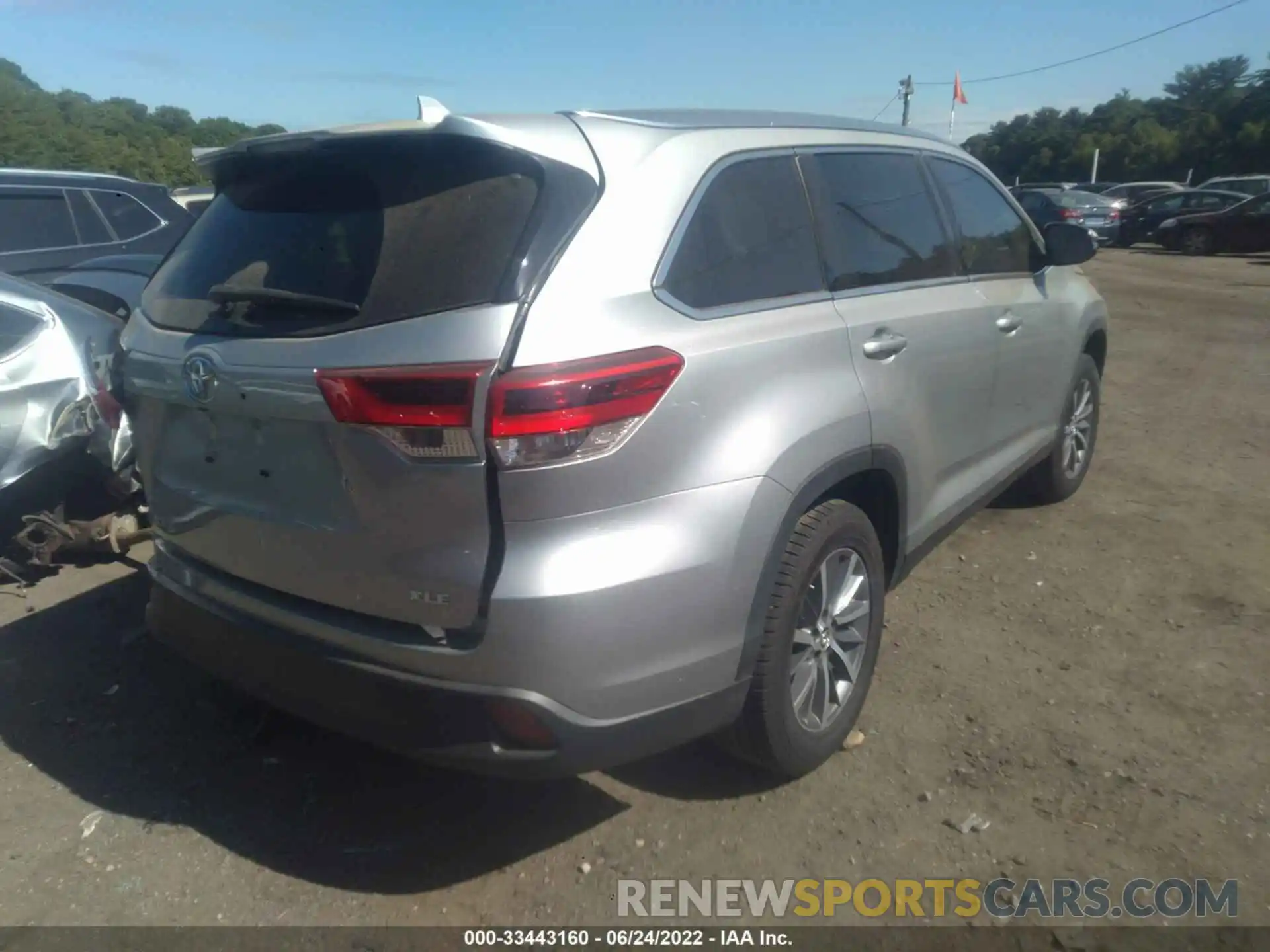 4 Photograph of a damaged car 5TDKZRFH4KS336928 TOYOTA HIGHLANDER 2019