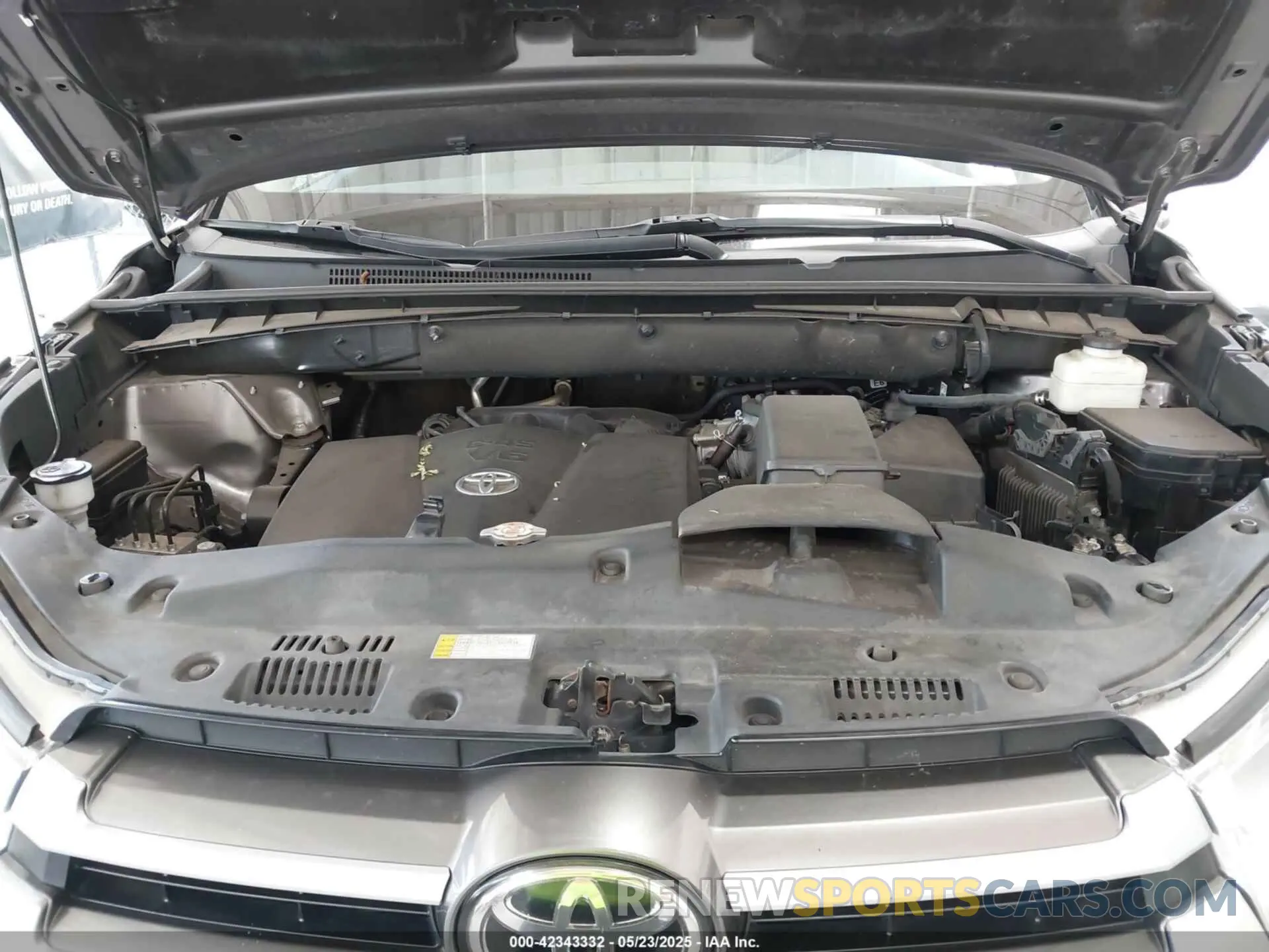 10 Photograph of a damaged car 5TDKZRFH4KS365796 TOYOTA HIGHLANDER 2019