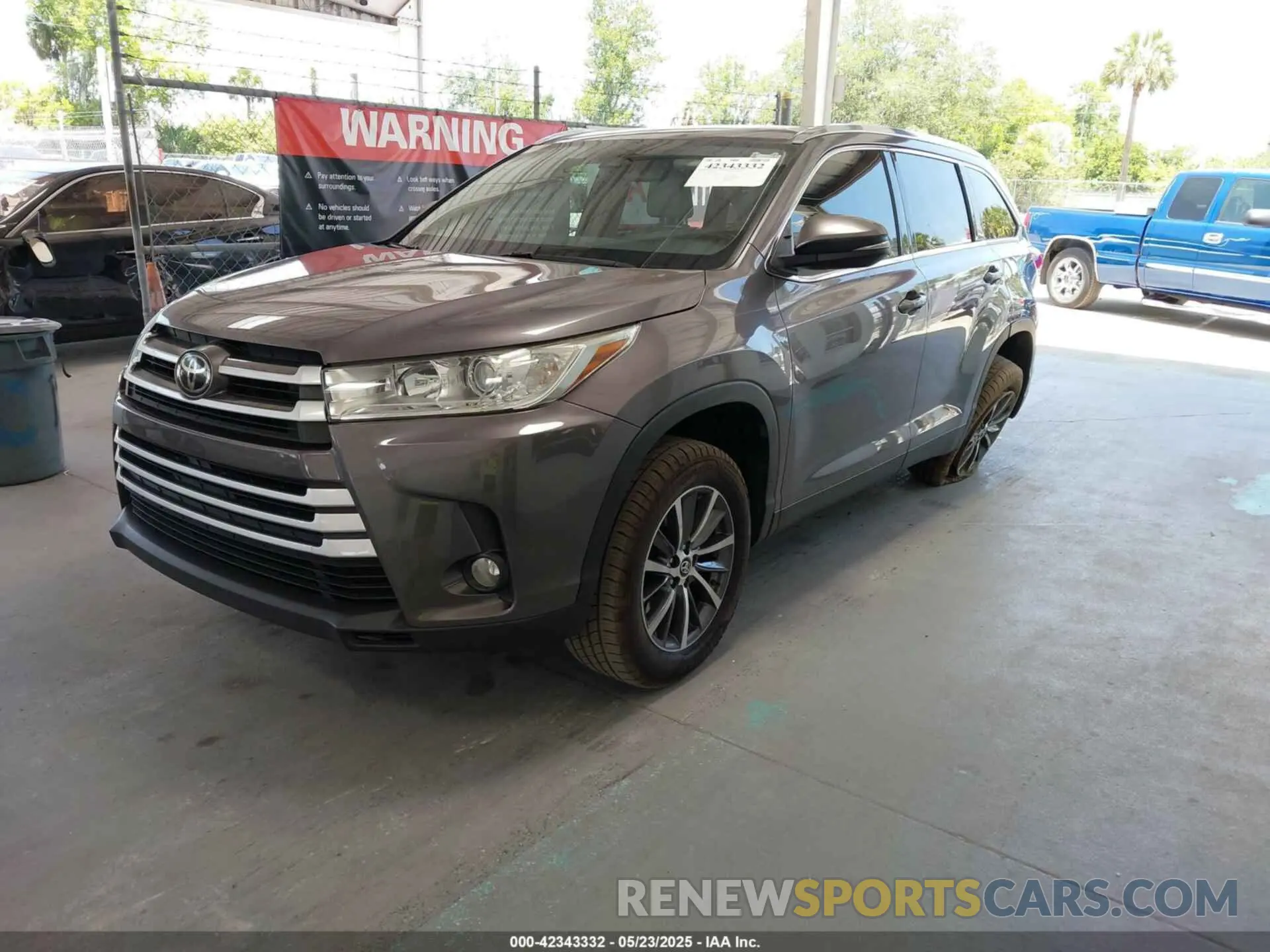 2 Photograph of a damaged car 5TDKZRFH4KS365796 TOYOTA HIGHLANDER 2019