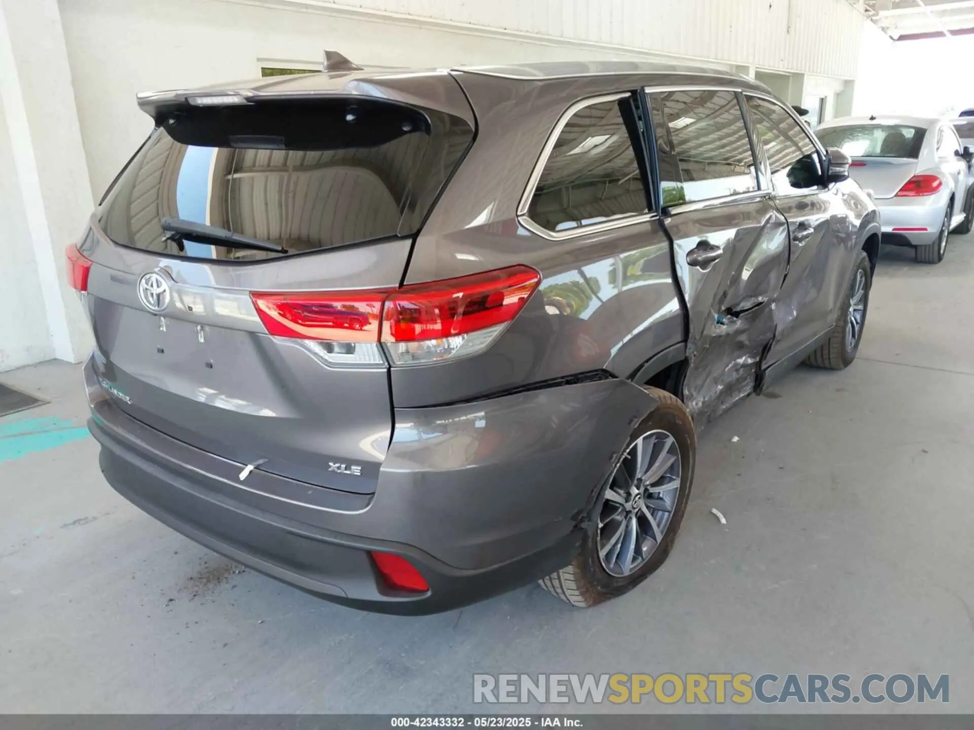 4 Photograph of a damaged car 5TDKZRFH4KS365796 TOYOTA HIGHLANDER 2019