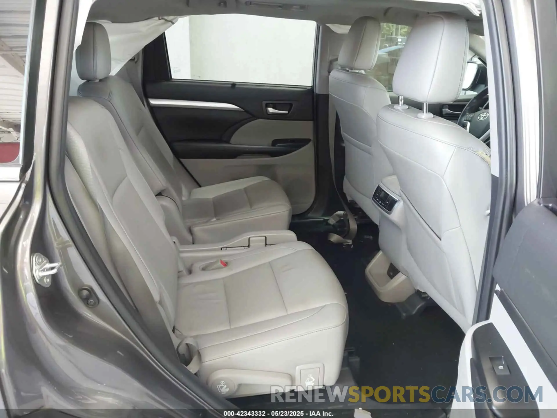 8 Photograph of a damaged car 5TDKZRFH4KS365796 TOYOTA HIGHLANDER 2019