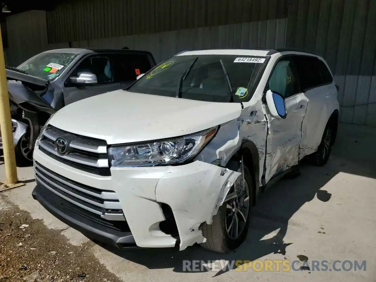 2 Photograph of a damaged car 5TDKZRFH4KS366222 TOYOTA HIGHLANDER 2019