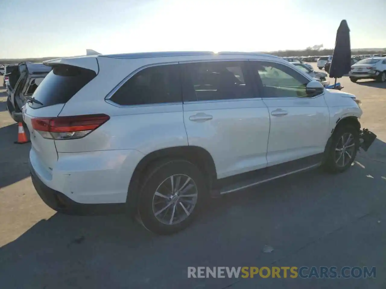 3 Photograph of a damaged car 5TDKZRFH4KS556635 TOYOTA HIGHLANDER 2019