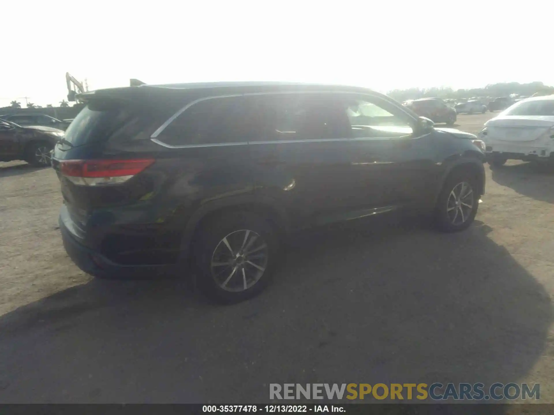 4 Photograph of a damaged car 5TDKZRFH4KS560247 TOYOTA HIGHLANDER 2019