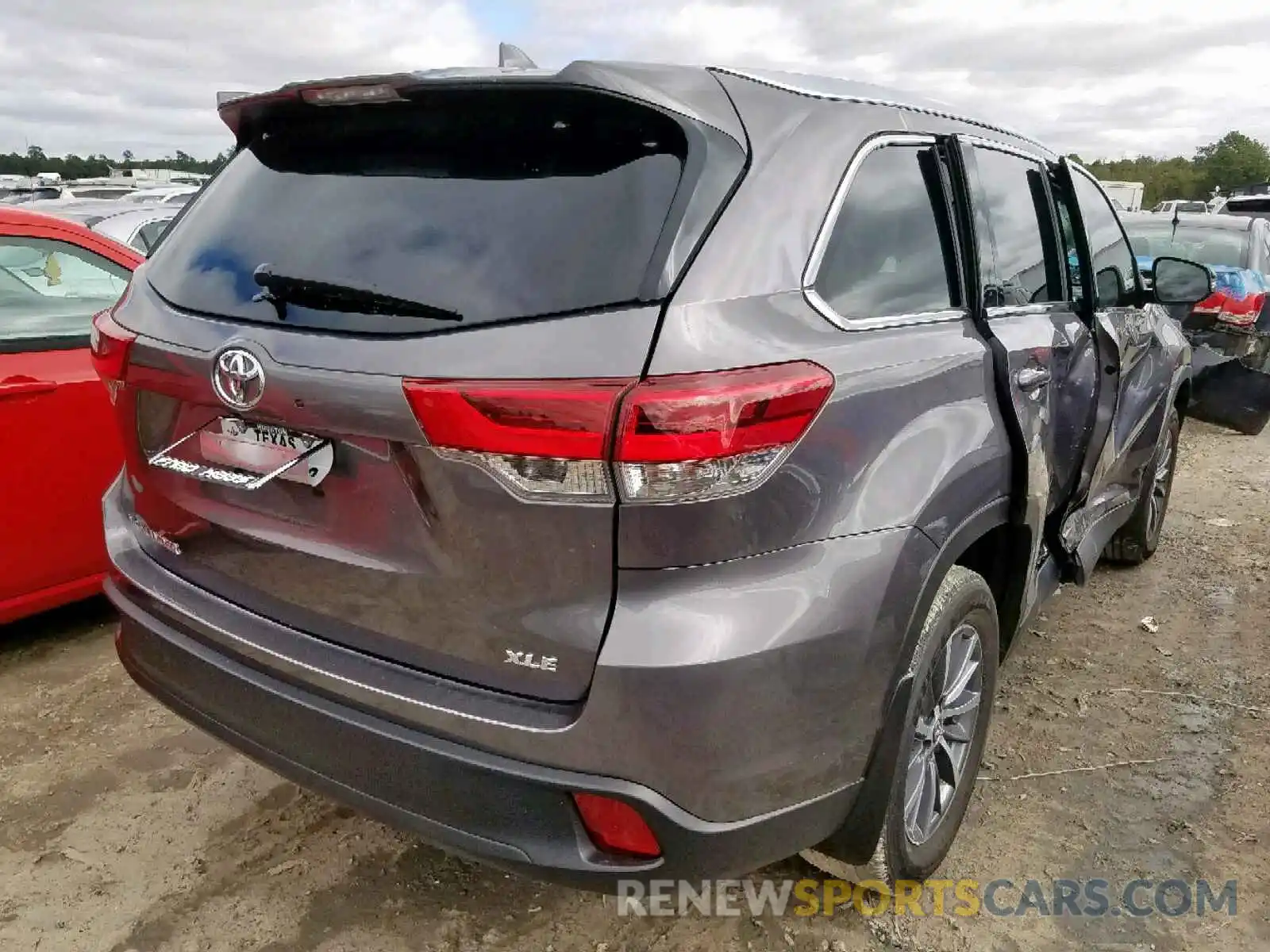 4 Photograph of a damaged car 5TDKZRFH4KS561415 TOYOTA HIGHLANDER 2019