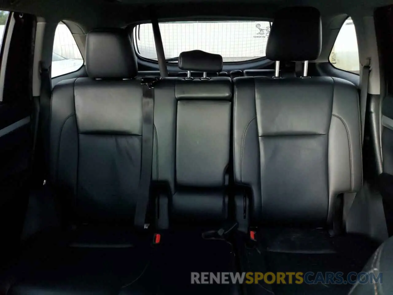 10 Photograph of a damaged car 5TDKZRFH4KS562662 TOYOTA HIGHLANDER 2019