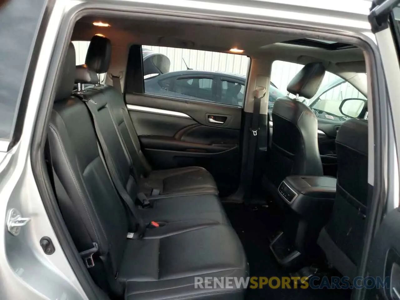 11 Photograph of a damaged car 5TDKZRFH4KS562662 TOYOTA HIGHLANDER 2019