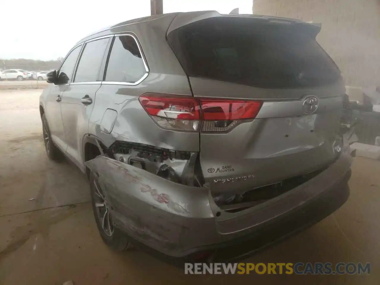 3 Photograph of a damaged car 5TDKZRFH4KS566047 TOYOTA HIGHLANDER 2019