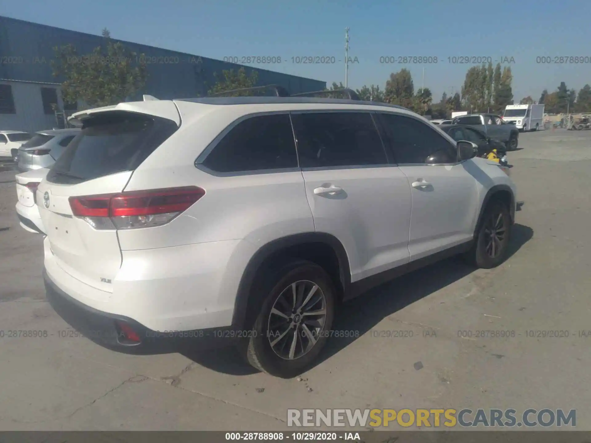 4 Photograph of a damaged car 5TDKZRFH4KS569661 TOYOTA HIGHLANDER 2019