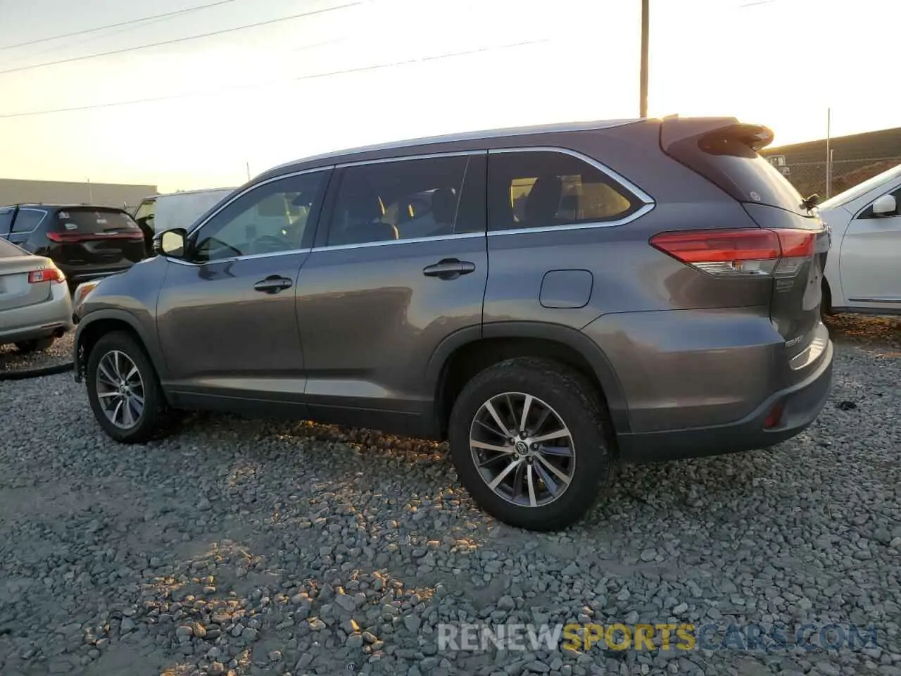 2 Photograph of a damaged car 5TDKZRFH5KS303629 TOYOTA HIGHLANDER 2019