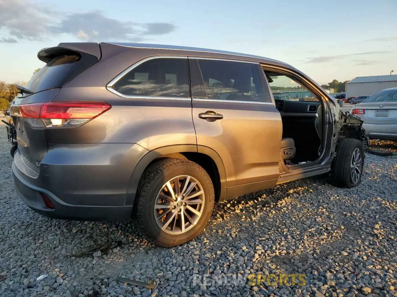 3 Photograph of a damaged car 5TDKZRFH5KS303629 TOYOTA HIGHLANDER 2019