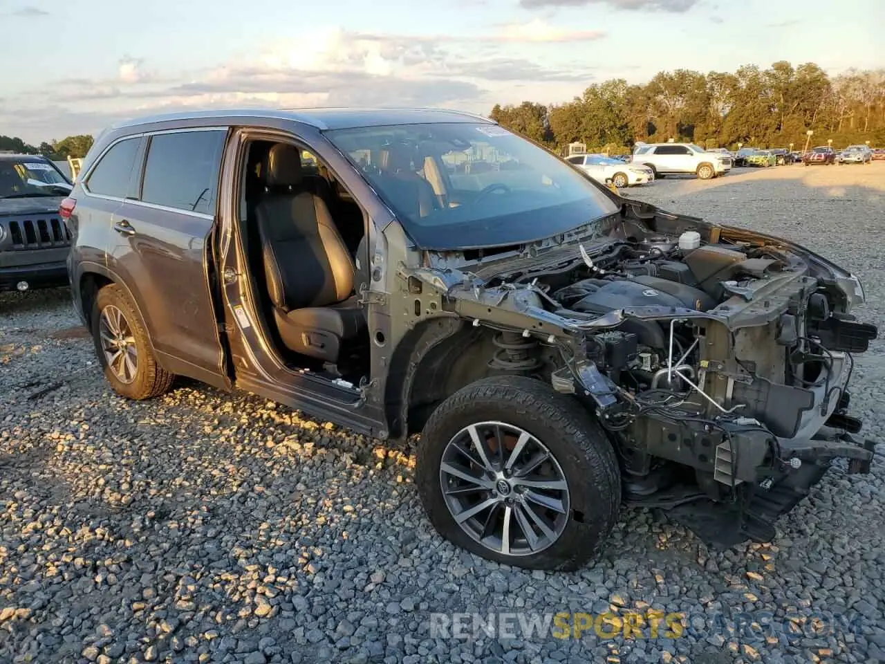 4 Photograph of a damaged car 5TDKZRFH5KS303629 TOYOTA HIGHLANDER 2019