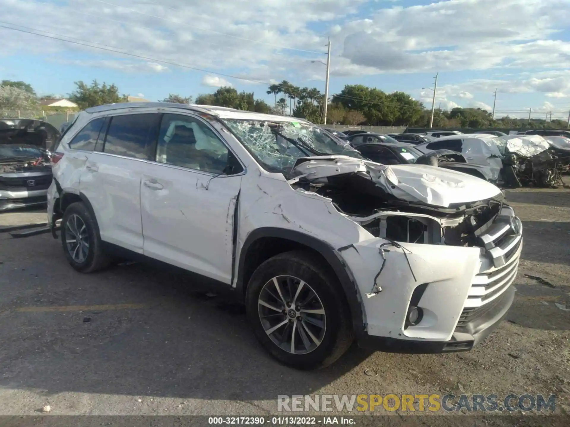 1 Photograph of a damaged car 5TDKZRFH5KS305784 TOYOTA HIGHLANDER 2019