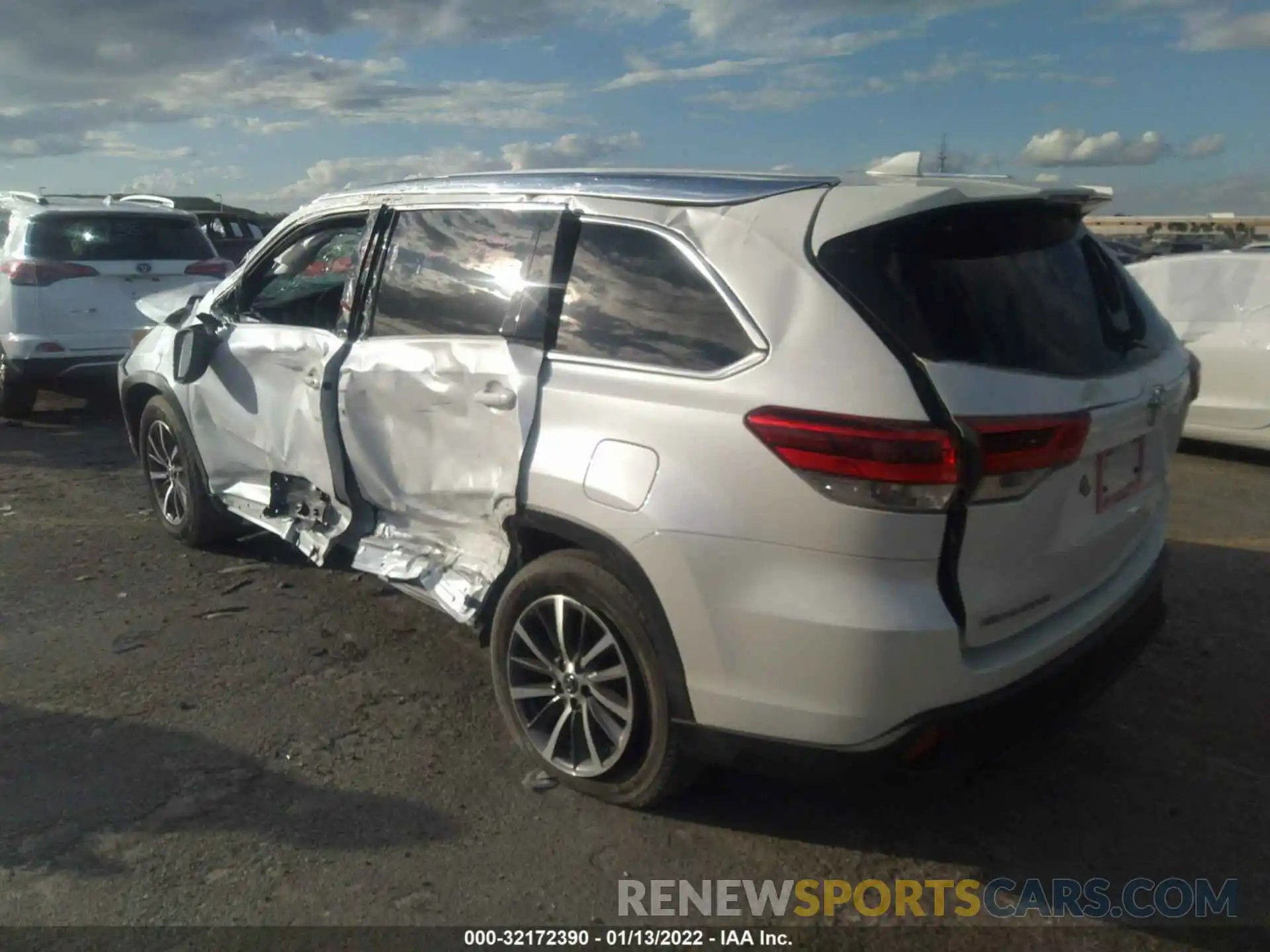 3 Photograph of a damaged car 5TDKZRFH5KS305784 TOYOTA HIGHLANDER 2019