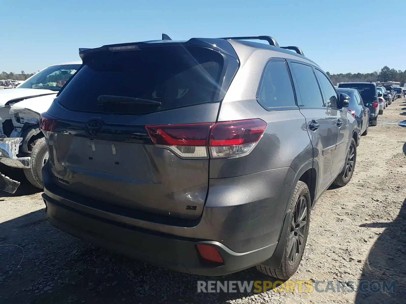 4 Photograph of a damaged car 5TDKZRFH5KS314050 TOYOTA HIGHLANDER 2019