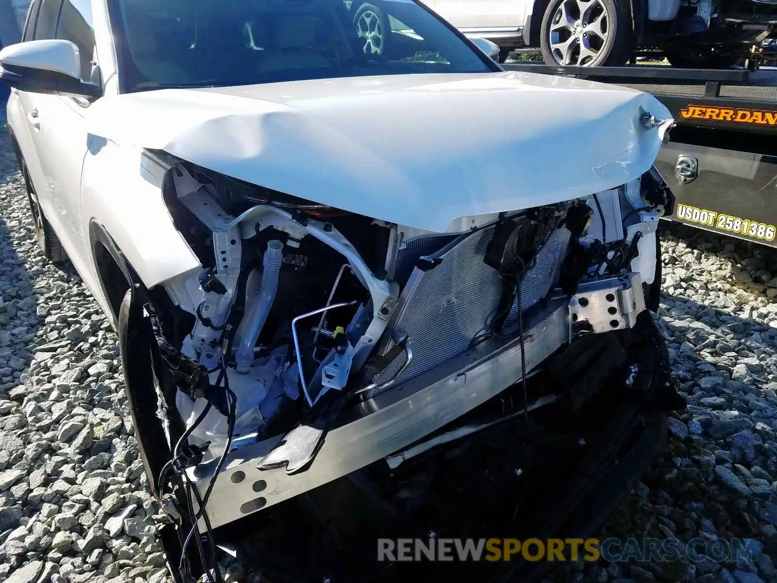 9 Photograph of a damaged car 5TDKZRFH5KS317806 TOYOTA HIGHLANDER 2019