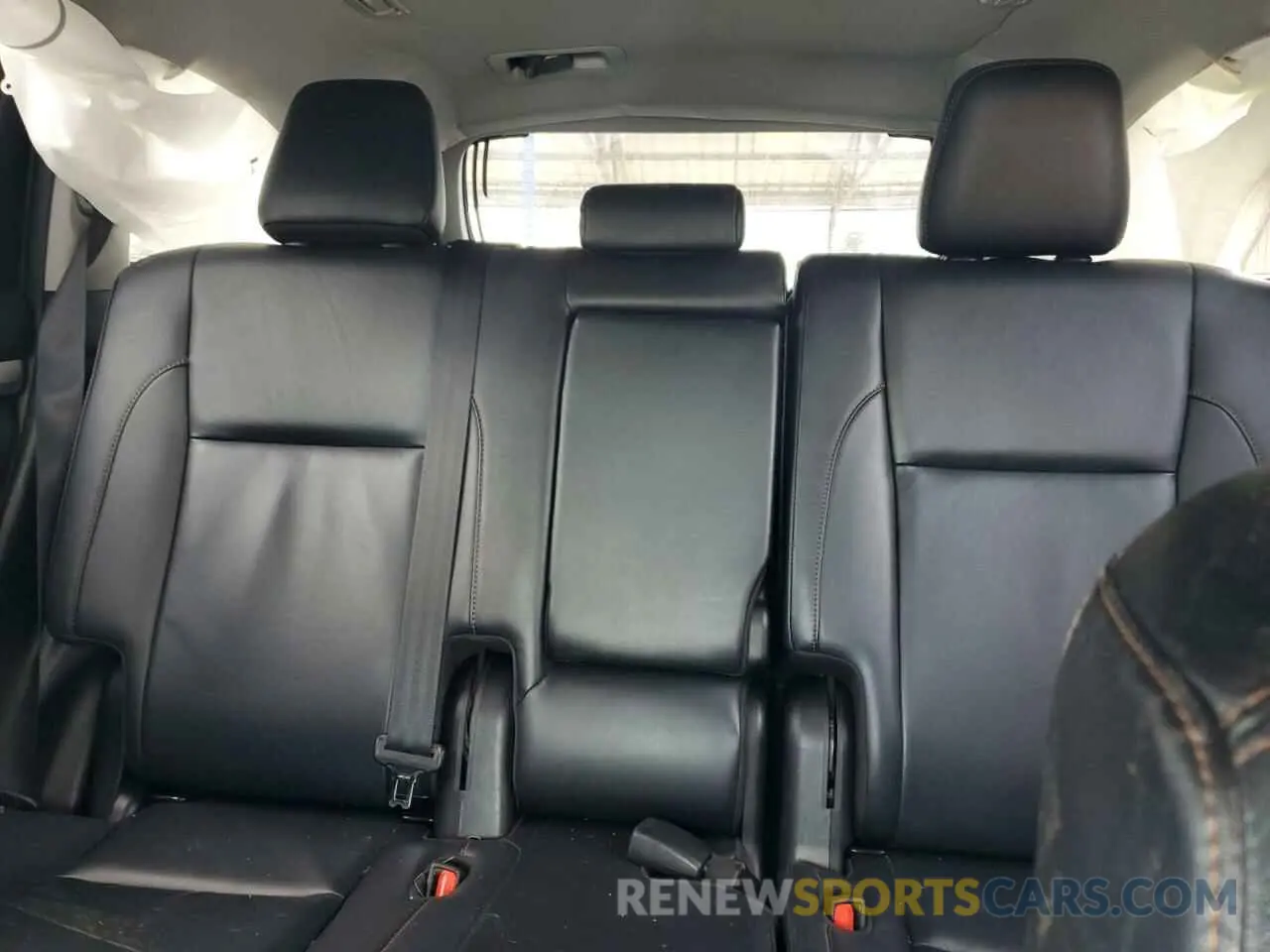 10 Photograph of a damaged car 5TDKZRFH5KS329907 TOYOTA HIGHLANDER 2019
