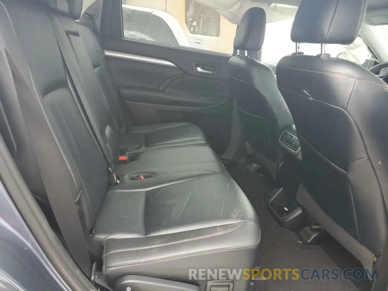 11 Photograph of a damaged car 5TDKZRFH5KS329907 TOYOTA HIGHLANDER 2019
