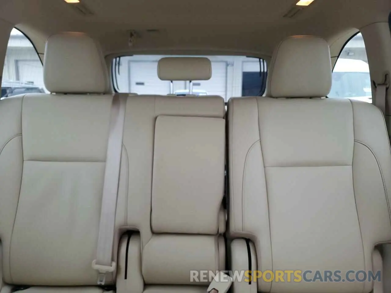 10 Photograph of a damaged car 5TDKZRFH5KS348876 TOYOTA HIGHLANDER 2019
