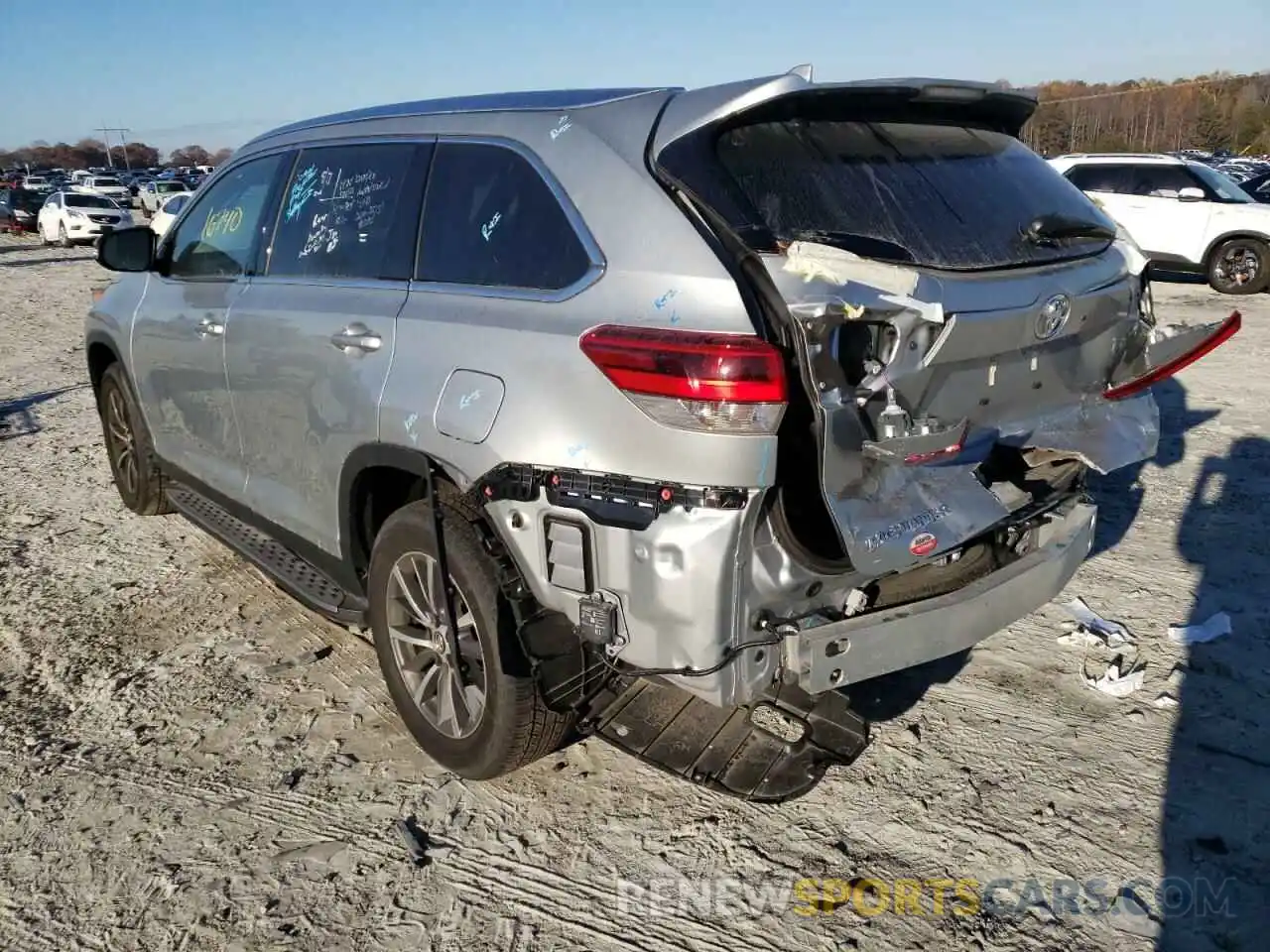 3 Photograph of a damaged car 5TDKZRFH5KS363653 TOYOTA HIGHLANDER 2019