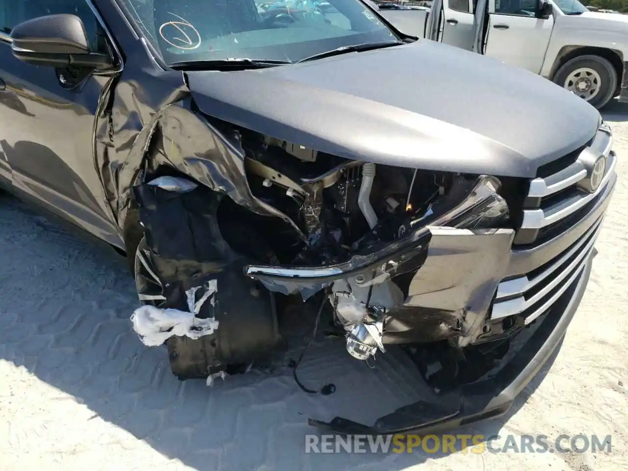 9 Photograph of a damaged car 5TDKZRFH5KS363832 TOYOTA HIGHLANDER 2019