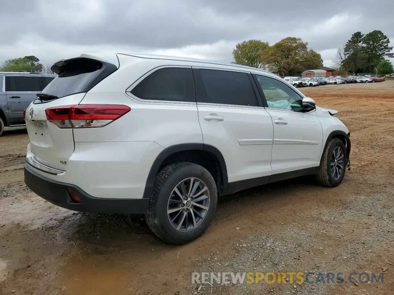 3 Photograph of a damaged car 5TDKZRFH5KS553176 TOYOTA HIGHLANDER 2019