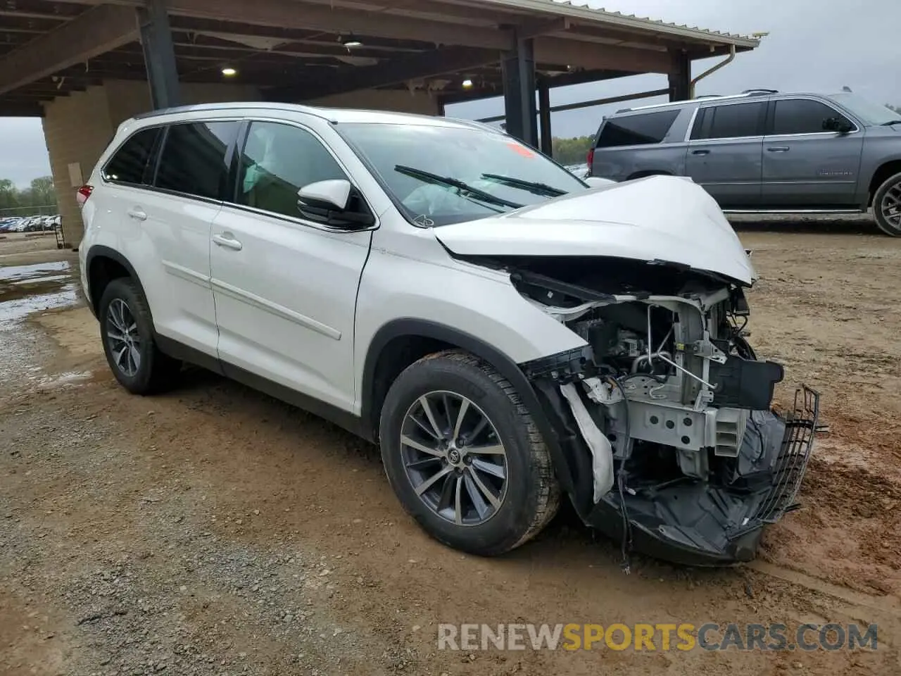 4 Photograph of a damaged car 5TDKZRFH5KS553176 TOYOTA HIGHLANDER 2019