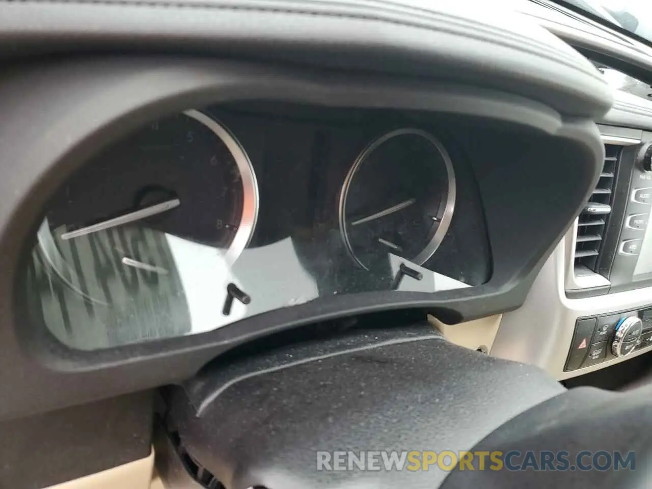 9 Photograph of a damaged car 5TDKZRFH5KS553176 TOYOTA HIGHLANDER 2019