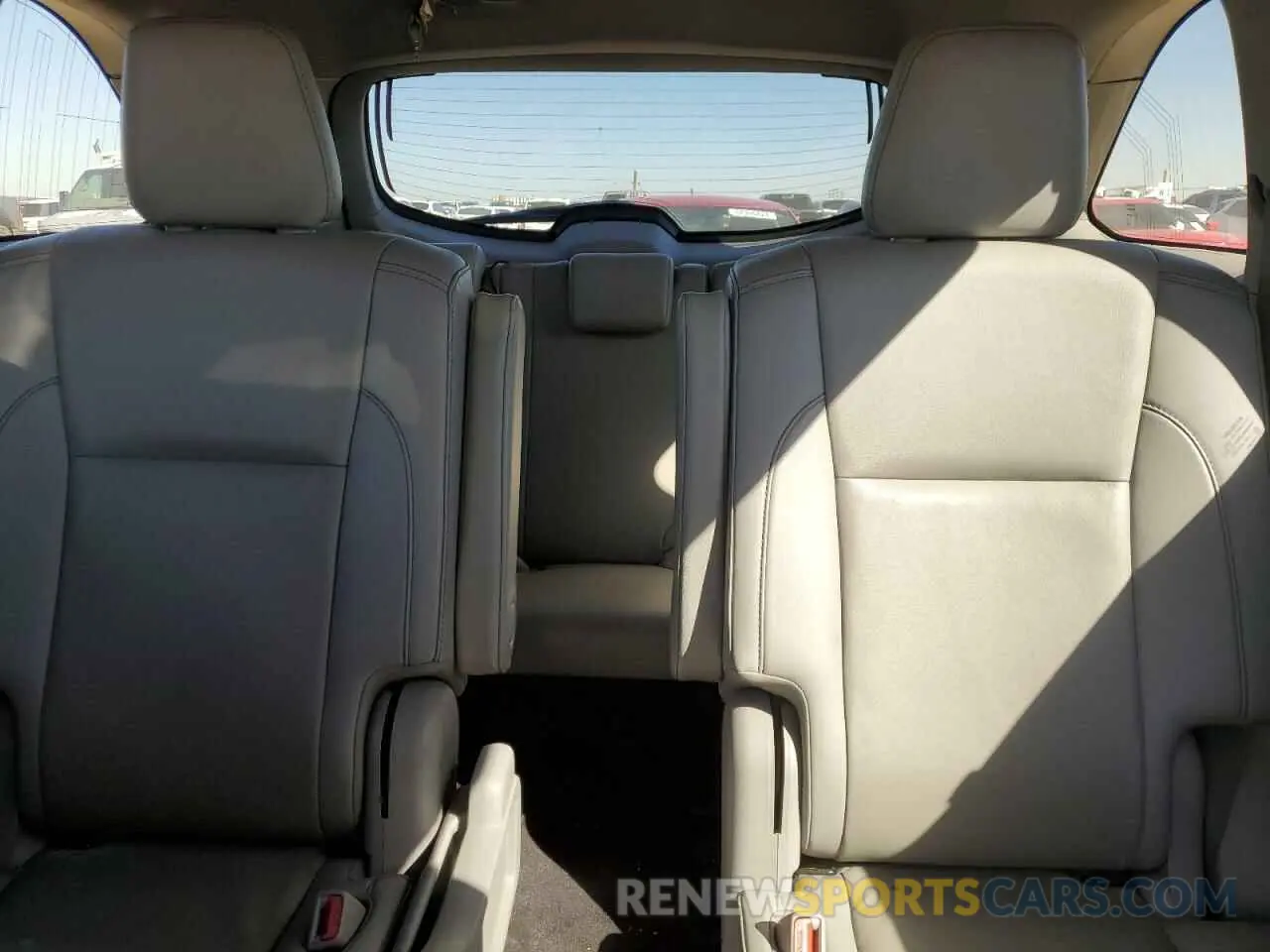 10 Photograph of a damaged car 5TDKZRFH5KS557664 TOYOTA HIGHLANDER 2019