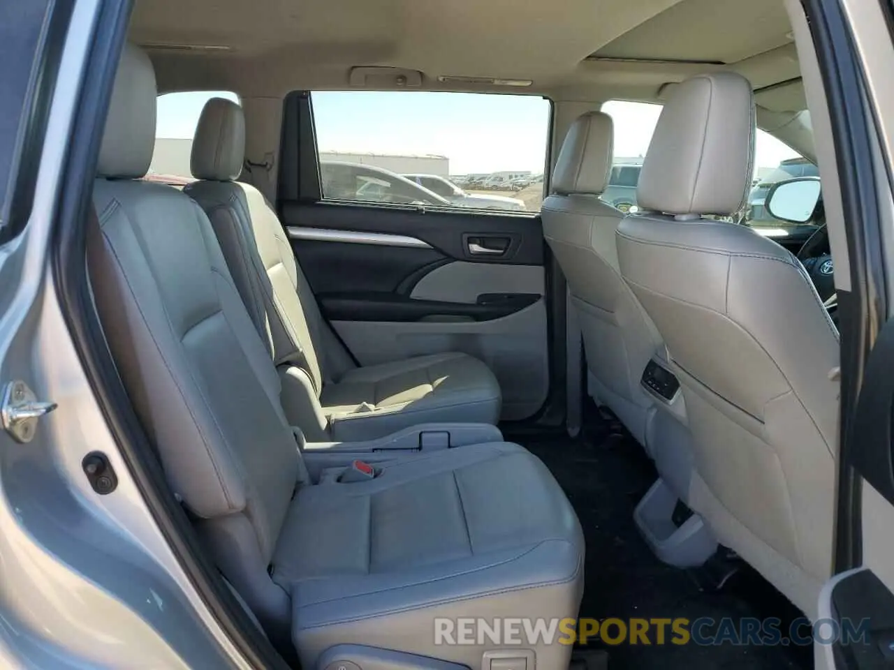 11 Photograph of a damaged car 5TDKZRFH5KS557664 TOYOTA HIGHLANDER 2019