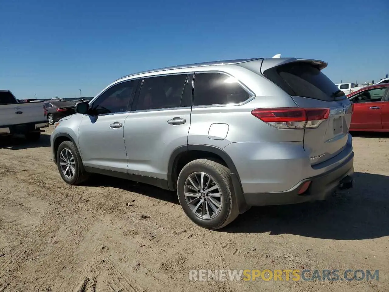 2 Photograph of a damaged car 5TDKZRFH5KS557664 TOYOTA HIGHLANDER 2019