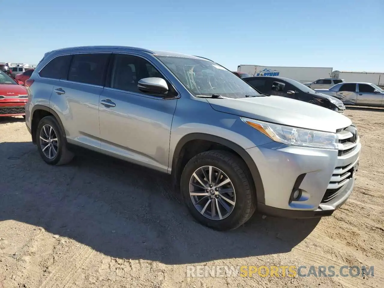4 Photograph of a damaged car 5TDKZRFH5KS557664 TOYOTA HIGHLANDER 2019