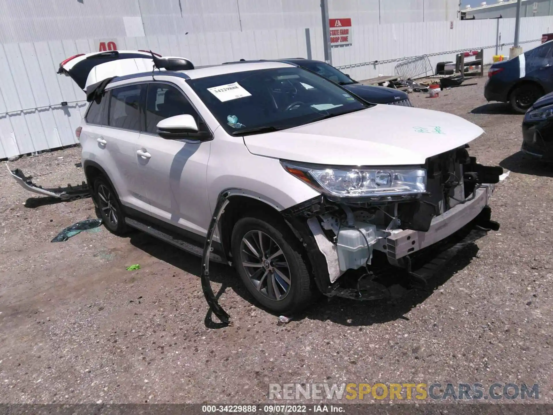 1 Photograph of a damaged car 5TDKZRFH5KS558572 TOYOTA HIGHLANDER 2019