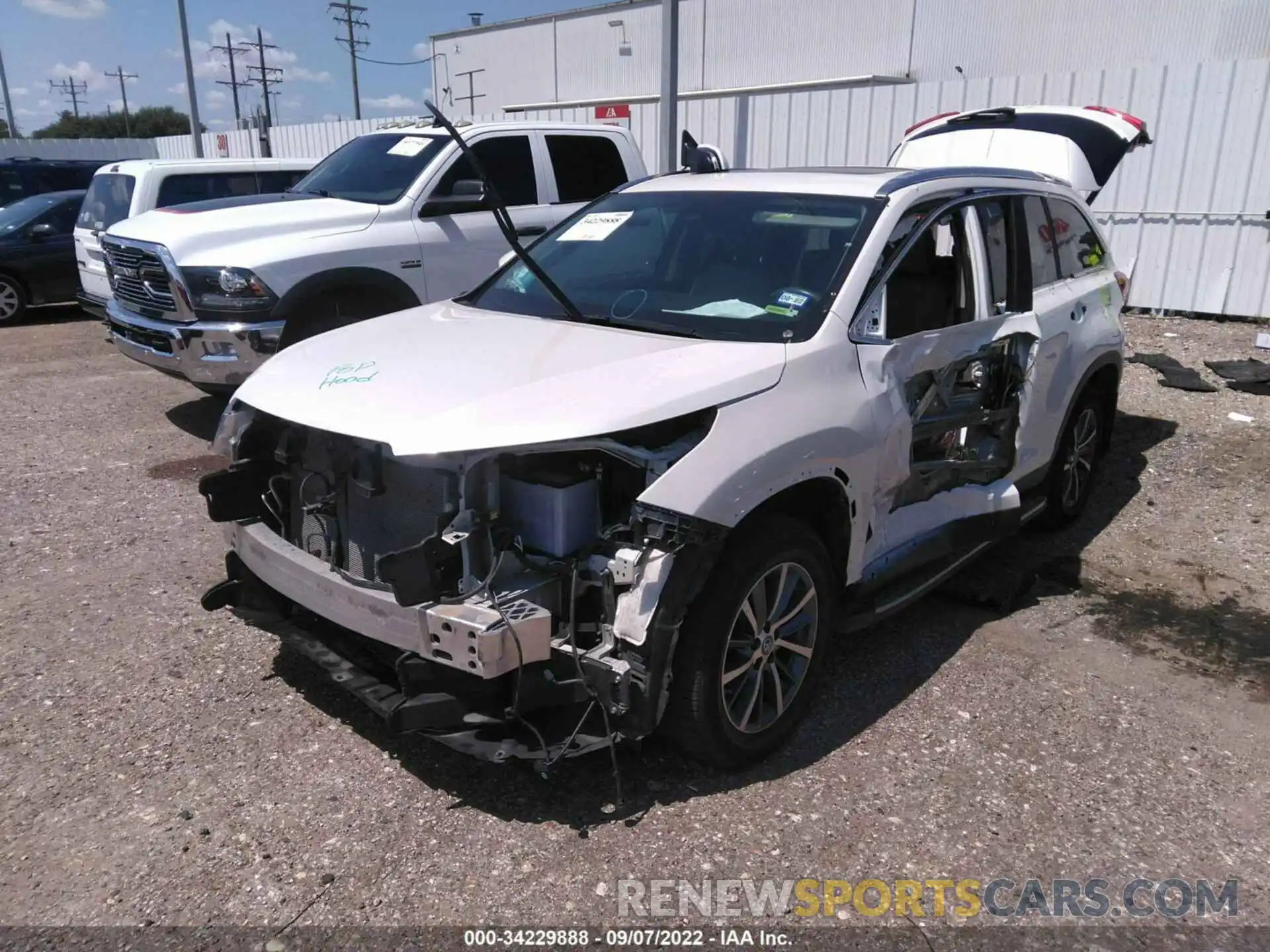 2 Photograph of a damaged car 5TDKZRFH5KS558572 TOYOTA HIGHLANDER 2019