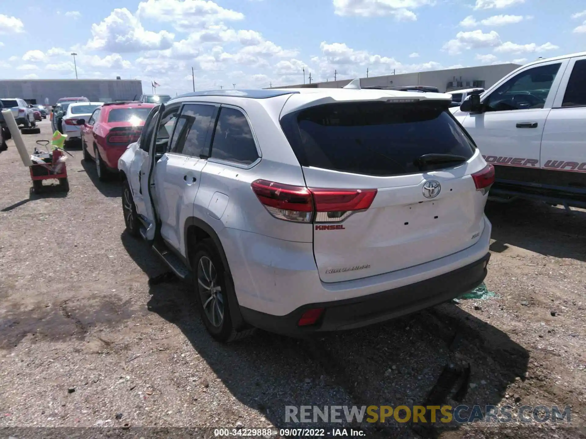 3 Photograph of a damaged car 5TDKZRFH5KS558572 TOYOTA HIGHLANDER 2019