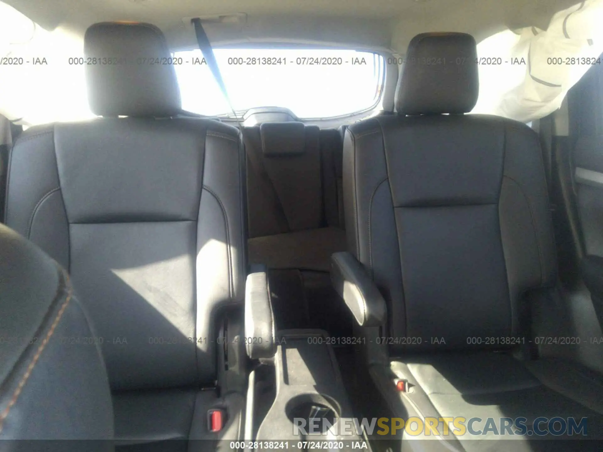 8 Photograph of a damaged car 5TDKZRFH5KS559060 TOYOTA HIGHLANDER 2019