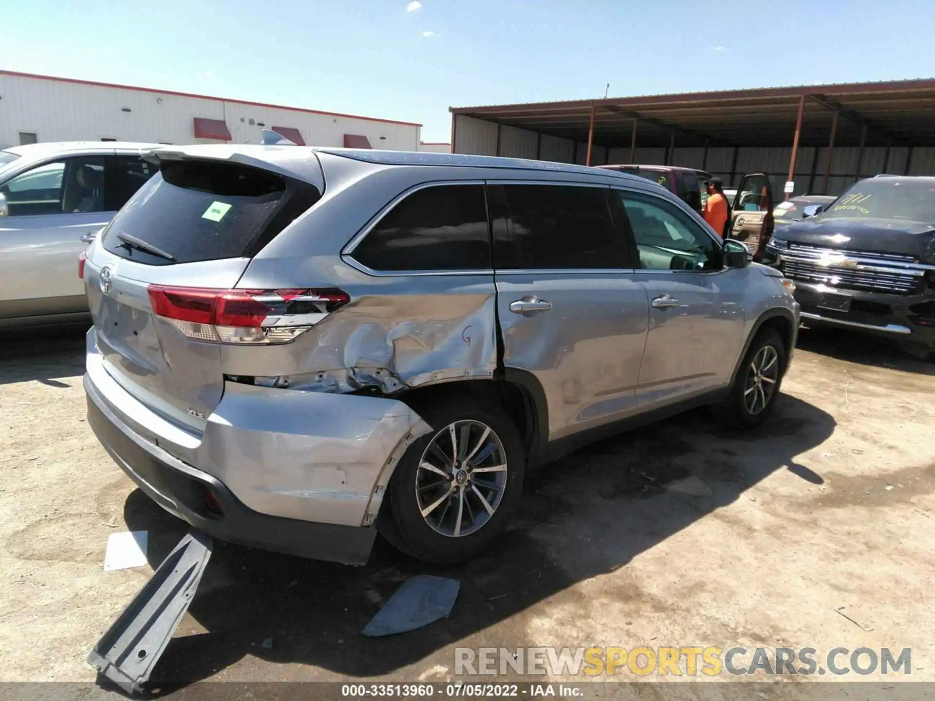 4 Photograph of a damaged car 5TDKZRFH5KS559754 TOYOTA HIGHLANDER 2019