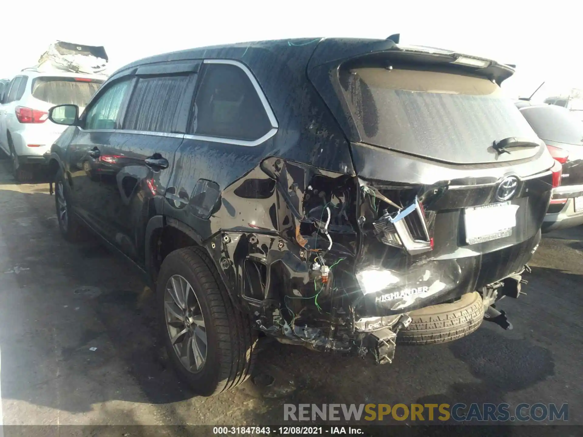 3 Photograph of a damaged car 5TDKZRFH5KS560306 TOYOTA HIGHLANDER 2019