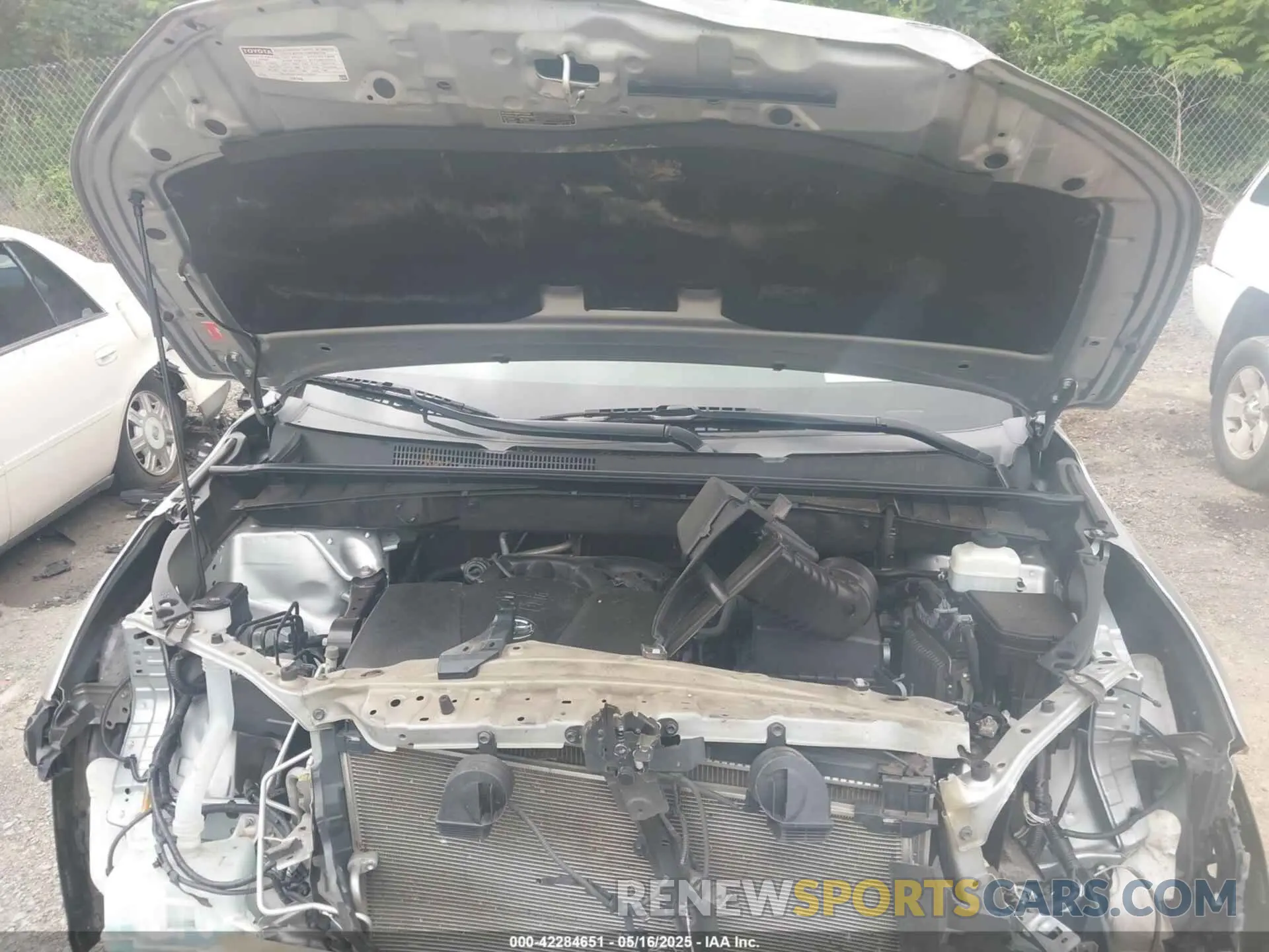 10 Photograph of a damaged car 5TDKZRFH5KS563030 TOYOTA HIGHLANDER 2019