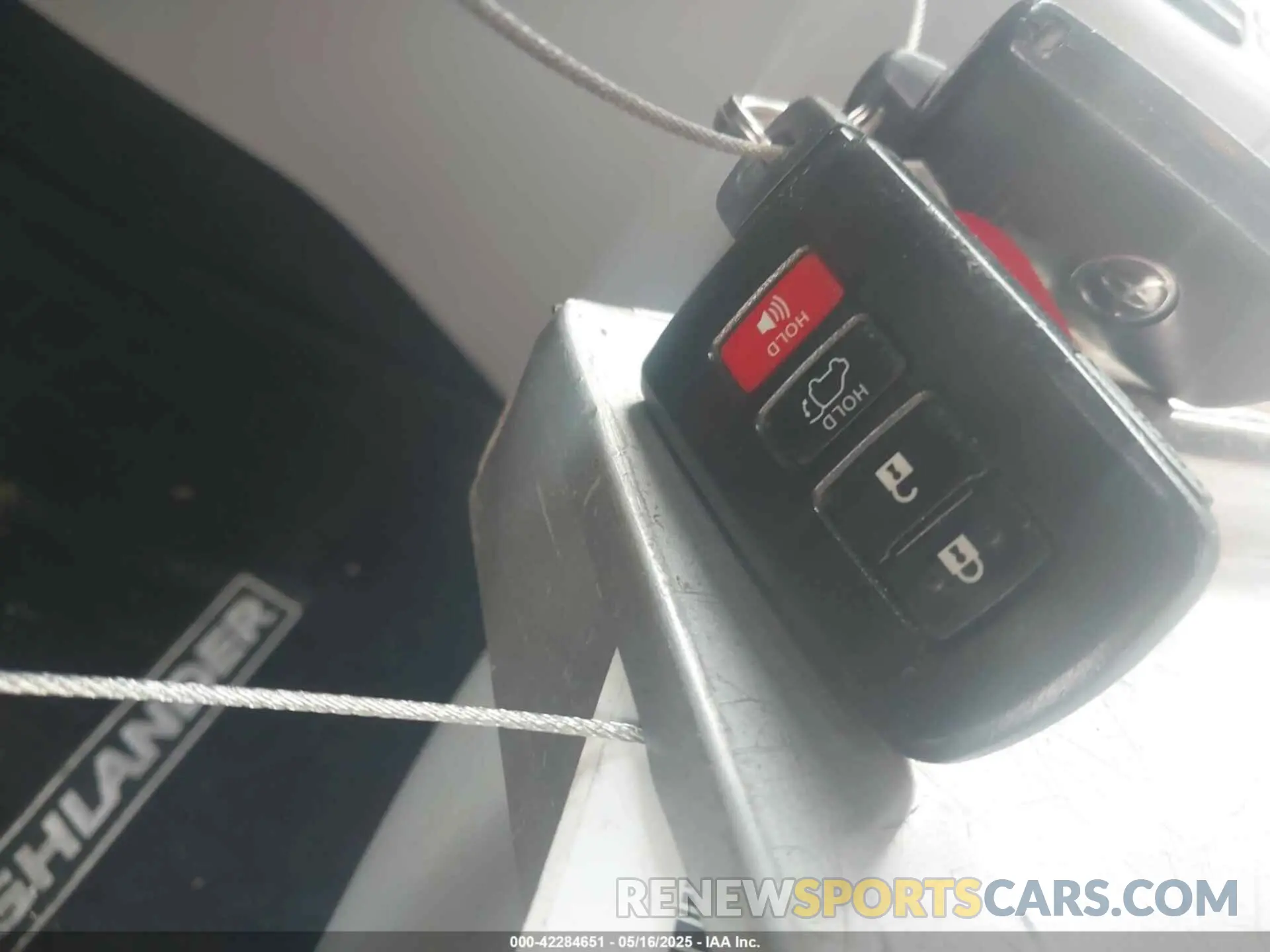 11 Photograph of a damaged car 5TDKZRFH5KS563030 TOYOTA HIGHLANDER 2019