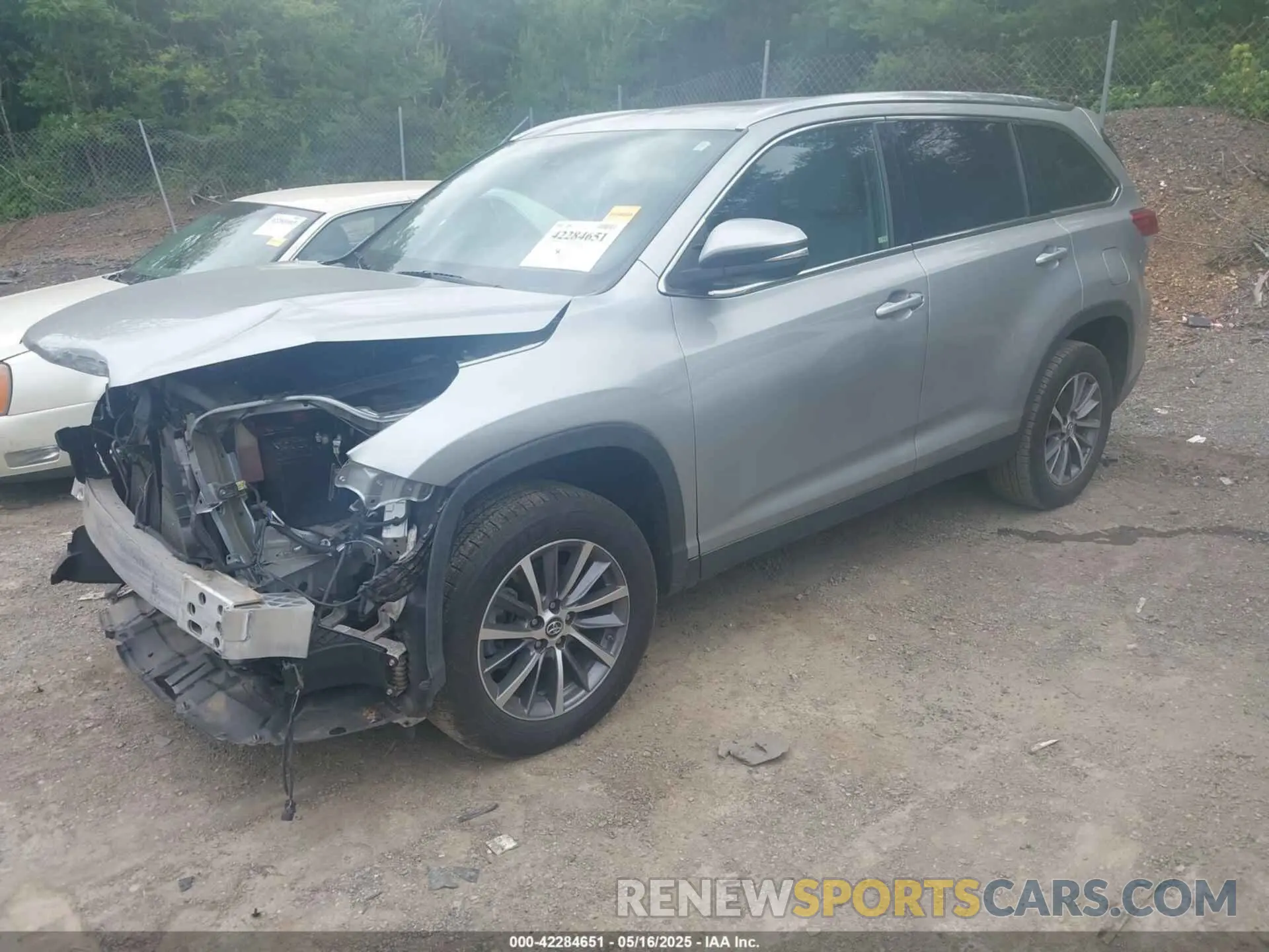 2 Photograph of a damaged car 5TDKZRFH5KS563030 TOYOTA HIGHLANDER 2019
