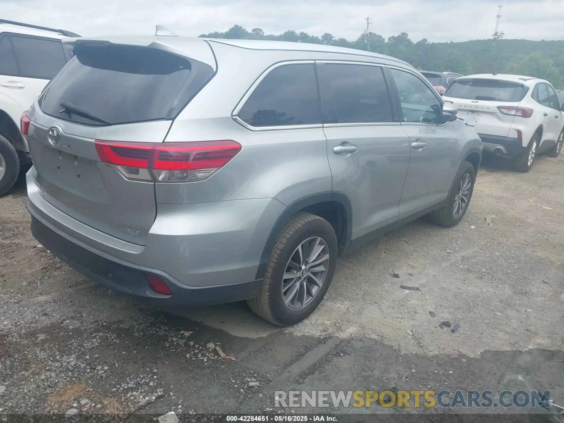 4 Photograph of a damaged car 5TDKZRFH5KS563030 TOYOTA HIGHLANDER 2019
