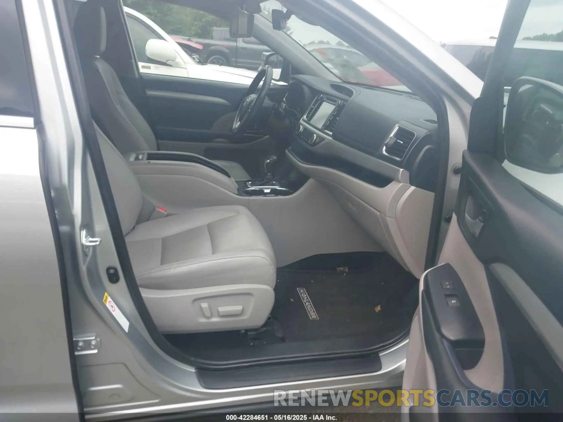 5 Photograph of a damaged car 5TDKZRFH5KS563030 TOYOTA HIGHLANDER 2019