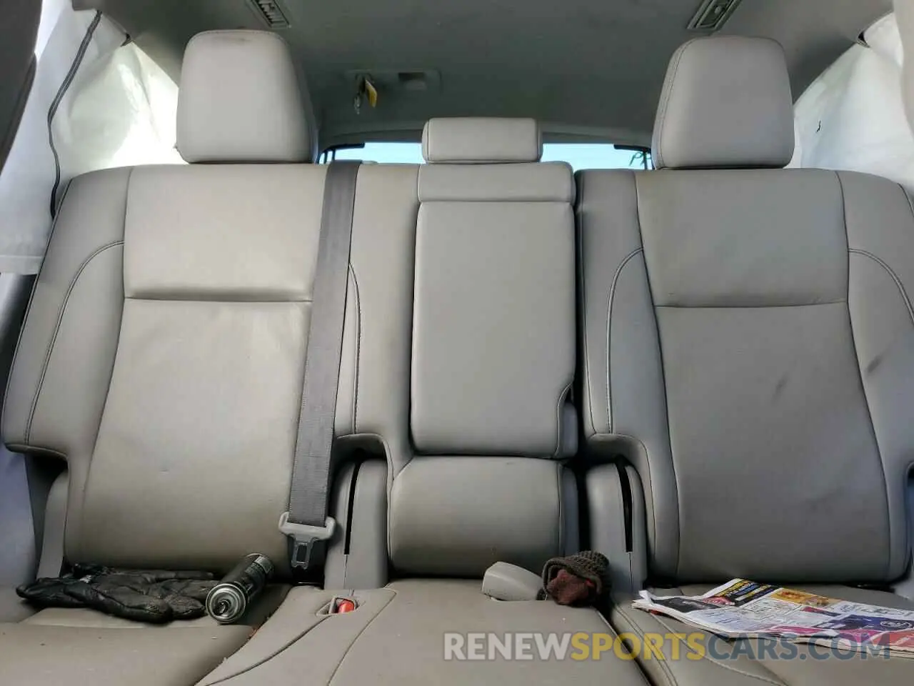 10 Photograph of a damaged car 5TDKZRFH5KS563285 TOYOTA HIGHLANDER 2019