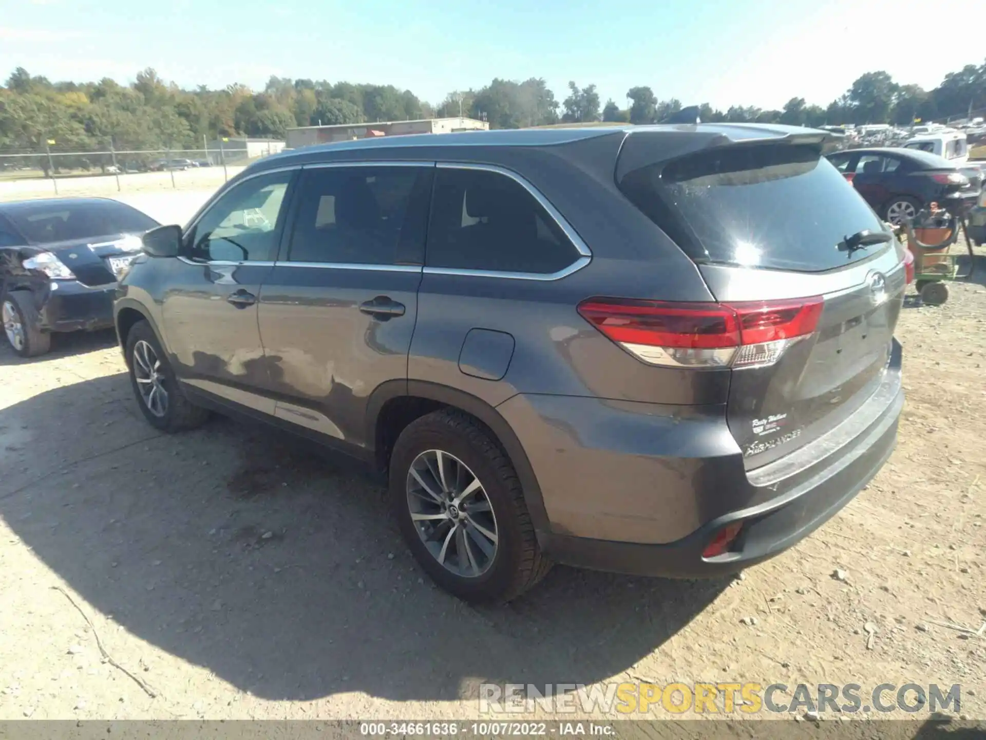 3 Photograph of a damaged car 5TDKZRFH5KS564601 TOYOTA HIGHLANDER 2019